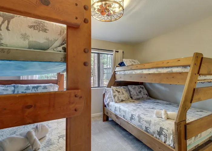 Game Room, Fire Pit, Deck: Remodeled Pinetop *