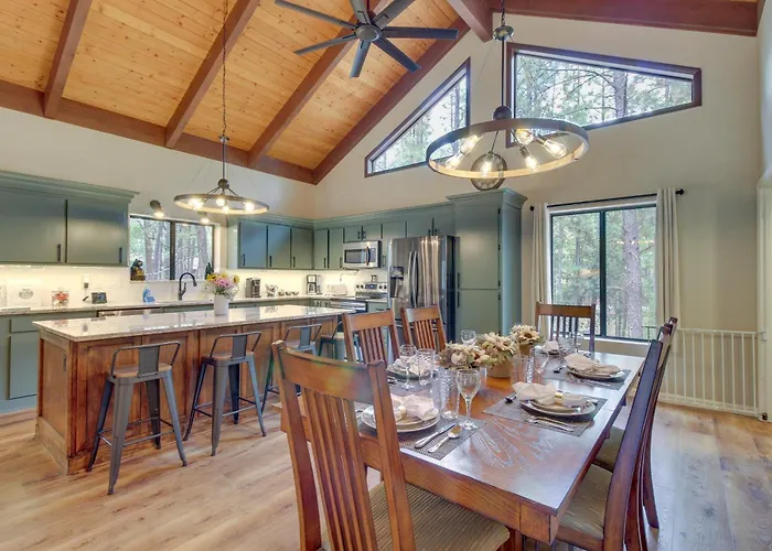 Holiday home Game Room, Fire Pit, Deck: Remodeled Pinetop