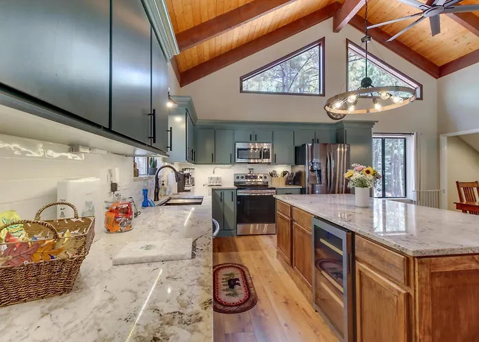 Game Room, Fire Pit, Deck: Remodeled Pinetop *